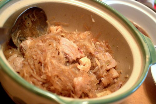 Thai-Chinese vermicelli baked in clay pot